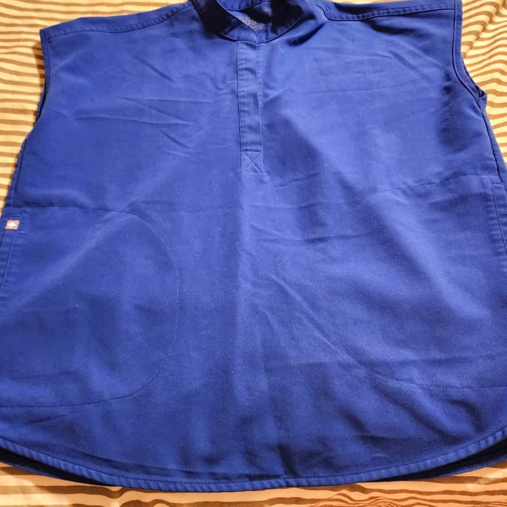 Figs scrub top